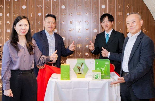 协生农法茶叶产品发布现场 左起：索尼中国高级副总裁、人力资源及ESG负责人金燕敏，索尼中国ESG高级顾问高峰英纪，索尼计算机科学研究所研究员太田耕作，索尼中国总裁吉田武司