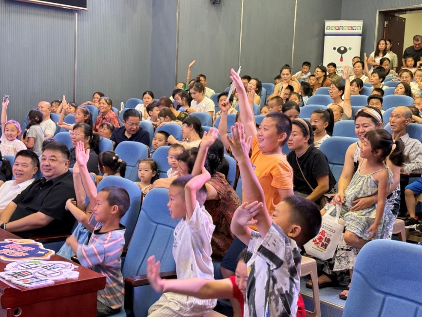 观看科普秀表演的现场观众