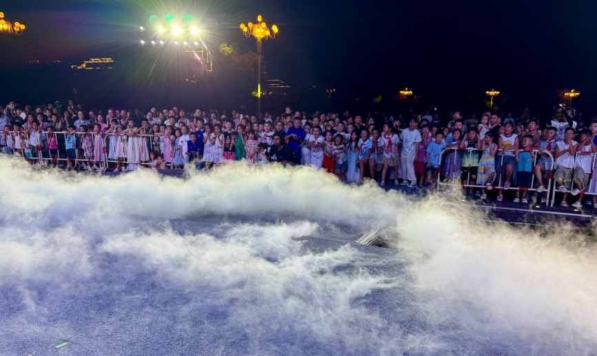 积极参与活动的同学们