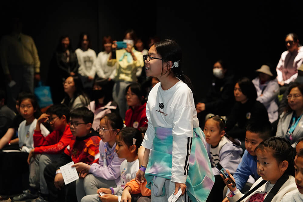 热情互动的小观众