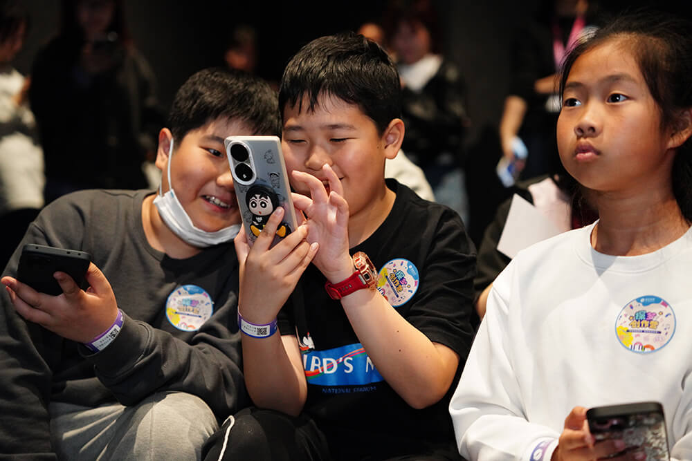 小观众积极扫码生成自己专属的游戏海报