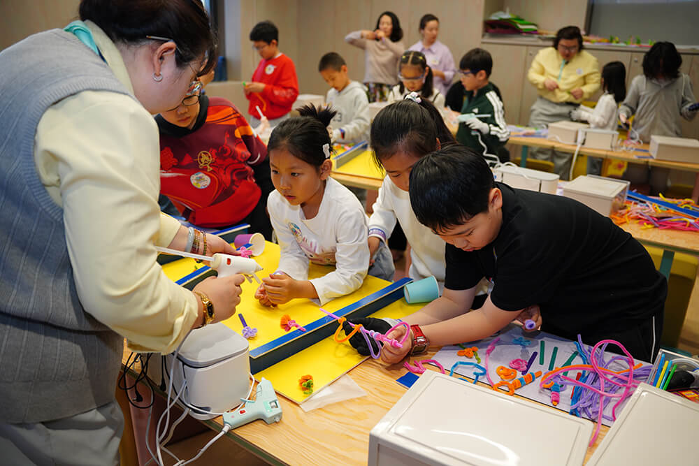 游戏创作营-孩子们热火朝天动手参与